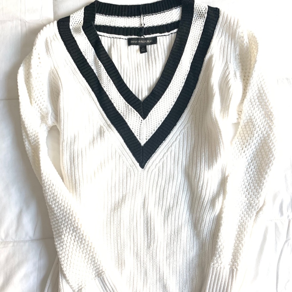 Banana Republic White V Neck Sweater Navy Blue